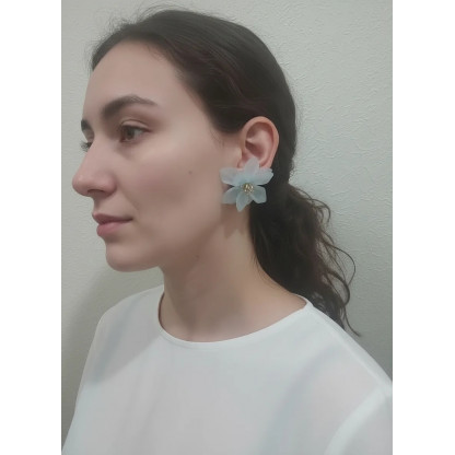 Серьги из бижутерного сплава легкие с цветами голубого цвета из акрила